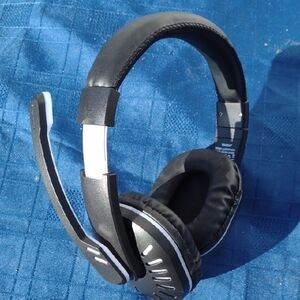 Vivatar Black and White Gaming Headset NWOT